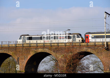 Mehr Anglia Abellio Class 90 Lokomotive Colchester Castle Kreuzung Eisenbahnviadukt im Central Park, Chelmsford, Essex, line London Liverpool Street Stockfoto