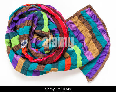 Gerollt genäht patchwork Schal aus Seide Streifen auf weißem Hintergrund Stockfoto