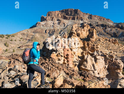 Weibliche Wanderer in der Nähe von bimsstein Felsformationen Piedras Amarilla (gelbe Steine) in Parque Nacional del Teide, Teneriffa, Kanarische Inseln, Spanien Stockfoto