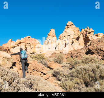 Männliche Wanderer in der Nähe von bimsstein Felsformationen Piedras Amarilla (gelbe Steine) in Parque Nacional del Teide, Teneriffa, Kanarische Inseln, Spanien Stockfoto