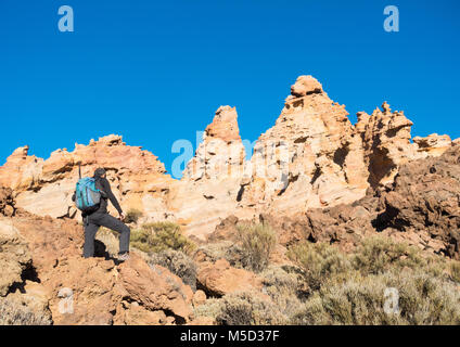 Männliche Wanderer in der Nähe von bimsstein Felsformationen Piedras Amarilla (gelbe Steine) in Parque Nacional del Teide, Teneriffa, Kanarische Inseln, Spanien Stockfoto