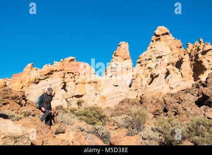 Männliche Wanderer in der Nähe von bimsstein Felsformationen Piedras Amarilla (gelbe Steine) in Parque Nacional del Teide, Teneriffa, Kanarische Inseln, Spanien Stockfoto