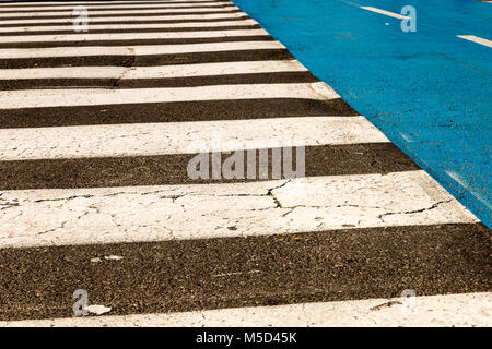 Weiß lackierter Fußgängerüberweg auf der Straße. Stockfoto