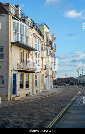 Georgianische Architektur, Straße mit Kopfsteinpflaster in der Altstadt von Portsmouth, Großbritannien Stockfoto