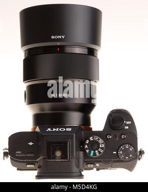 Sony spiegellosen Professionelle full frame Kamera mit 85mm f/1.8 Porträt Teleobjektiv Stockfoto