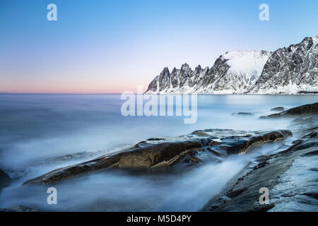 Berggipfel an Tungeneset, Devil's Zähne, Okshornan Gebirge, Insel Senja, Troms, Norwegen Stockfoto