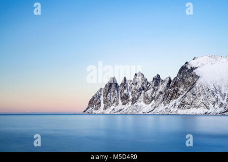 Berggipfel an Tungeneset, Devil's Zähne, Okshornan Gebirge, Insel Senja, Troms, Norwegen Stockfoto