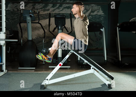 Atheletic mann Crunches machen in einer Turnhalle Stockfoto