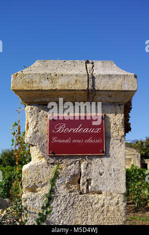 Straßenschild "grand crus Classes' mit Wein im Hintergrund. Bordeaux, Gironde, Frankreich Stockfoto