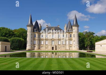 Französische Weinberg. Chateau Pichon Longueville ist ein berühmter Wein schloss 1851 erbaut von Raoul de Pichon Longueville. berühmten Weingut von Bordeaux Stockfoto