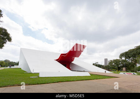 Auditorium (Hörsaal) Ibirapuera, Festzelt in Rot ausgeführt aus lackiertem Metall deckt die wichtigsten Zugang und gibt Identität, die dem Gebäude, Sao Paulo, Brasilien Stockfoto