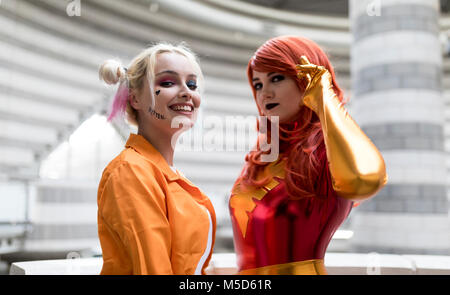 Doncaster Comic Con 11 Feruary 2018 an der Doncaster Dome UK. Zwei junge Frauen cosplay als Harley Quinn Suicidé Squad und Marvel Jean Grey Phoenix Stockfoto