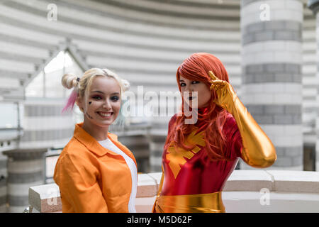 Doncaster Comic Con 11 Feruary 2018 an der Doncaster Dome in Großbritannien. Zwei junge Frauen cosplay als Harley Quinn Suicidé Squad und Marvel Jean Grey Ph Stockfoto