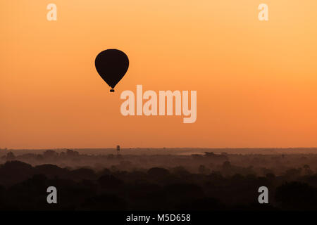 Malerische Sonnenaufgang mit einem Heißluftballon über Bagan in Myanmar. Stockfoto