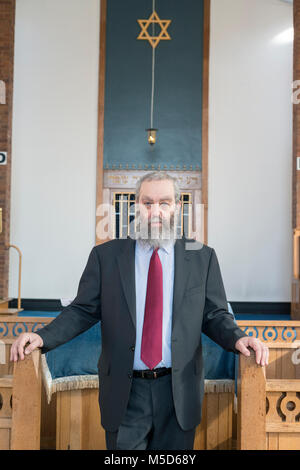 Ein Rabbi steht in einer Synagoge für ein Portrait Stockfoto