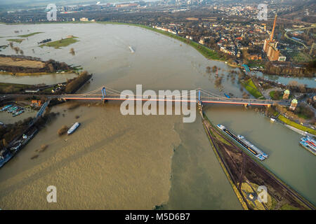 Blick über die Friedrich-Ebert-Brücke bei Hochwasser am Rhein, Duisburg, Ruhrgebiet, Nordrhein-Westfalen, Deutschland Stockfoto