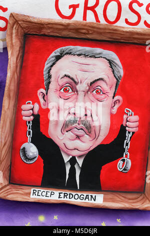 Türkischen Präsidenten Recep Tayyip Erdogan hält Ketten, politische Karikatur, motto Caravan während Rosenmontag Prozession 2018 Stockfoto