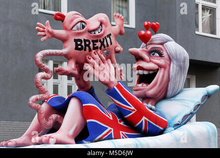 Der britische Premierminister Theresa May hält einen deformierten Kindes, Brexit-Baby, politische Karikatur Brexit, motto Caravan während Stockfoto