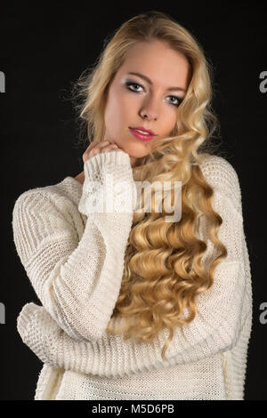 Junge Frau blonde Locken, lange Haare, Portrait, Fashion, Lifestyle Stockfoto