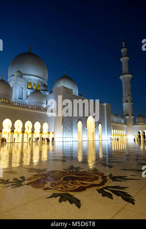 Scheich Zayid Moschee bei Nacht, Abu Dhabi, Vereinigte Arabische Emirate Stockfoto