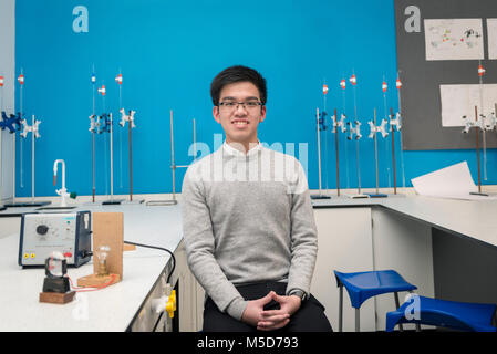 Eine intelligente jungen asiatischen Schüler sitzt in der Science Lab der Hochschule Stockfoto