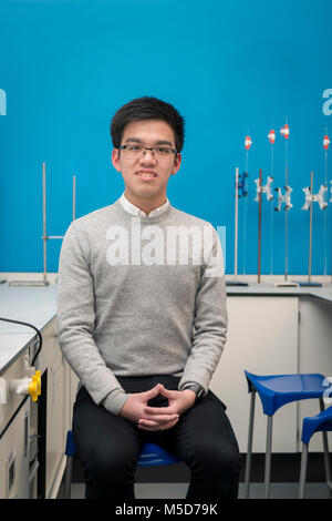 Eine intelligente jungen asiatischen Schüler sitzt in der Science Lab der Hochschule Stockfoto