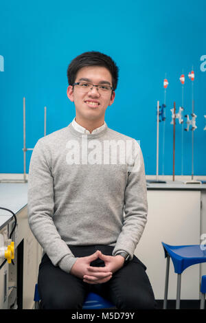 Eine intelligente jungen asiatischen Schüler sitzt in der Science Lab der Hochschule Stockfoto