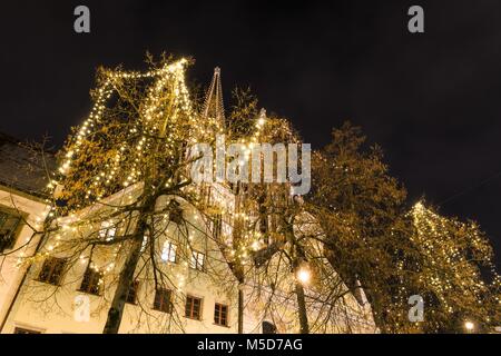 Weihnachtsbeleuchtung in der Kathedrale in Regensburg, Deutschland Stockfoto