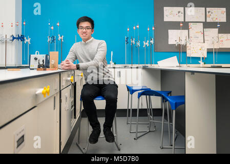 Eine intelligente jungen asiatischen Schüler sitzt in der Science Lab der Hochschule Stockfoto