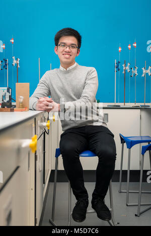 Eine intelligente jungen asiatischen Schüler sitzt in der Science Lab der Hochschule Stockfoto