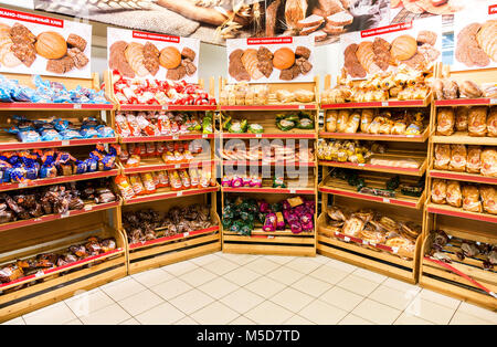 Samara, Russland - Oktober 1, 2017: Backwaren bereit zum Verkauf im Supermarkt Magnet. Russlands größter Einzelhändler Stockfoto