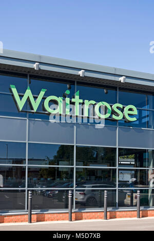 Waitrose Logo auf der Vorderseite der Supermarkt in Market Harborough, Leicestershire, England, Großbritannien Stockfoto