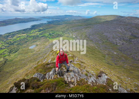 Wanderer, die Kriechen auf den südwestgrat von hungrigen Hill, Beara Halbinsel, County Cork, Irland. Stockfoto