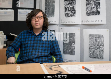 Ein internationaler Student steht durch die Kunst zeigt in der Kunst Zimmer klasse einer Hochschule Stockfoto