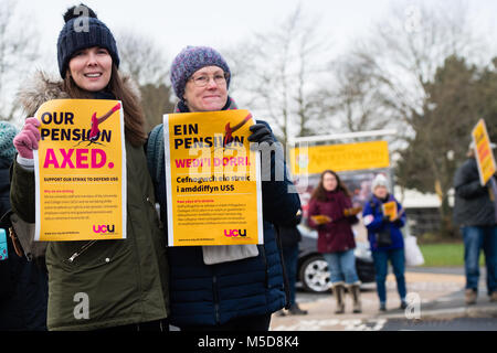 Aberystwyth Wales UK, Donnerstag, den 22. Februar 2018 UCU Streik: Mitglieder der UCU (Universität und Hochschule Union) auf einem Streikposten außerhalb des Campus Aberystwyth University am ersten Tag einer BRITISCHEN breiten Reihe von Streiks, die von der Union aus Protest gegen Kürzungen aufgerufen, ihre Mitglieder langfristig garantierte Rente Vorteile und Rechte. Es gibt einige 400 UCU Mitglieder auf die Mitarbeiter der Aberystwyth University, und viele Vorlesungen und Klassen wird als Ergebnis dieser Streik tage Gutschrift storniert oder verschoben werden: Keith Morris/Alamy leben Nachrichten Stockfoto