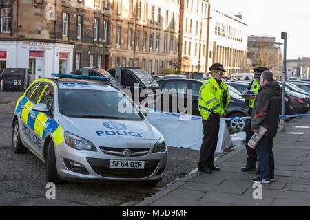 Edinburgh, Großbritannien. 22. Februar, 2018. Polizei in Edinburgh sind derzeit in Anwesenheit nach der Entdeckung von den Körper eines Menschen in East London Street. Der Vorfall wurde berichtet, der Polizei und der Rettungsdienste um 7.45 Uhr am Donnerstag, den 22. Februar. Anfragen sind derzeit im Gange, und der Tod wird als Unerklärliche behandelt. Ein Bericht wird der steuerliche Procurator eingereicht werden. Credit: Rich Dyson/Alamy leben Nachrichten Stockfoto