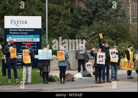 Exeter, Devon, Großbritannien. 22. Februar, 2018. Hochschullehrer der Universität und der Hochschule Union (ucu) bilden ein streikposten außerhalb der Universität Exeter, wie Sie über Pension Streitigkeiten Streik. Credit: Theo Moye/Alamy leben Nachrichten Stockfoto