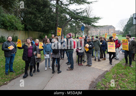 Exeter, Devon, Großbritannien. 22. Februar, 2018. Hochschullehrer der Universität und der Hochschule Union (ucu) bilden ein streikposten außerhalb der Universität Exeter, wie Sie über Pension Streitigkeiten Streik. Credit: Theo Moye/Alamy leben Nachrichten Stockfoto