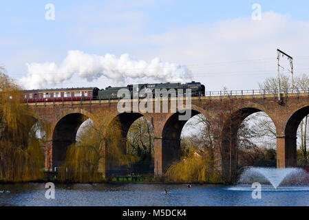 Britannia Klasse britischen Eisenbahn Dampflok 70013 "Oliver Cromwell" kreuzt ein Viadukt im Central Park in Chelmsford, Essex, auf dem Weg von London Liverpool Street Norwich auf seine letzte Reise vor dem Ruhestand von Mainline läuft. Die Lok lief die letzte BR steam Service 1968 Stockfoto