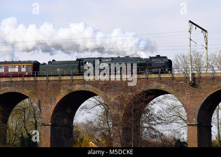 Britannia Klasse britischen Eisenbahn Dampflok 70013 "Oliver Cromwell" kreuzt ein Viadukt im Central Park in Chelmsford, Essex, auf dem Weg von London Liverpool Street Norwich auf seine letzte Reise vor dem Ruhestand von Mainline läuft. Die Lok lief die letzte BR steam Service 1968 Stockfoto