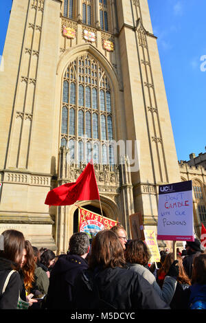 Bristol, UK. 22. Februar, 2018. Der Universität Bristol top der Park Street, Wills Memorial Building, wo die Studenten sind im Besitz einer offiziellen picket Demo auf Renten. Robert Timoney/Alamy/Live/Aktuelles Stockfoto