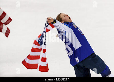 Gangneung, Südkorea. 22 Feb, 2018. United, States Kendall Coyne (26) feiert nach dem Gewinn der Gott Medaille während der Frauen Eishockey an der PyeongChang 2018 Winter-olympischen Spiele bei Gangneung Hockey Center am Donnerstag, den 22. Februar 2018 endgültig. Credit: Paul Kitagaki jr./ZUMA Draht/Alamy leben Nachrichten Stockfoto