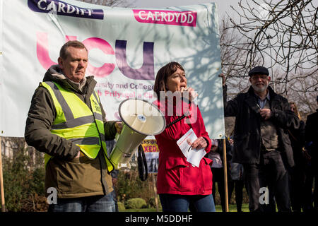 Cardiff, Wales, UK. 22 Feb, 2018. Jo Stevens, Labour MP für Cardiff Central spricht an einer Universität und Hochschule Union (ucu) Protest von der Universität Cardiff Arbeitnehmer auffallend über Universität Renten, Teil der UK-weiten Streik und Protest über die Vorschläge der Regierung die Renten kuerzen. Credit: Mark Hawkins/Alamy leben Nachrichten Stockfoto