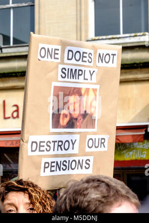 Bristol, UK. 22. Feb 2018. Universität Vorlesungen begonnen haben eine Reihe von Streiks protestieren gegen Änderungen an ihrer Altersversorgung. Die Universität und Hochschule Union (ucu) Dozent Streik wurde von Studenten und anderen lokalen Gruppen unterstützt. Eine Kundgebung versammelten sich vor den Willen Gebäude, und nach Reden und Proteste die Kundgebung friedlich weitergereicht Park Street und verstreut auf College Green. Credit: Herr Standfast/Alamy leben Nachrichten Stockfoto