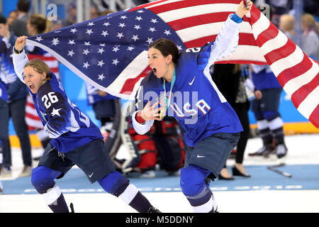 Gangneung, Südkorea. 22 Feb, 2018. KENDALL COYNE und HILARY RITTER feiern mit den USA Team nach dem Gewinn der Eishockey: Women's Gold Medaille Spiel gegen Kanada an Gangneung Hockey Centre während der Olympischen Spiele 2018 Pyeongchang. Credit: Scott Mc Kiernan/ZUMA Draht/Alamy leben Nachrichten Stockfoto