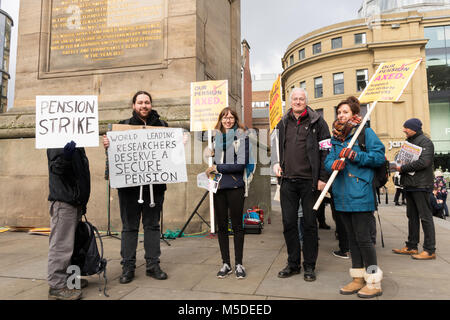 Newcastle upon Tyne, Großbritannien. 22. Feb 2018. Dozenten, Mitglieder der Universität und Hochschule Union UCU, von der Durham University markante über Kürzungen ihrer Pensionen. Grey's Monument, Newcastle. (C) Washington Imaging/Alamy leben Nachrichten Stockfoto