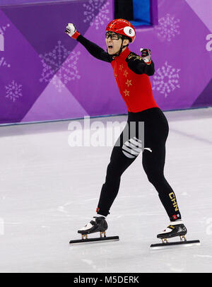 Gangneung, Südkorea. 22 Feb, 2018. Daijing Wu von China (6) feiert nach dem Gewinn der Goldmedaille und einen Weltrekord im Short Track Speed Skating der Männer 500 m-Finale bei den Olympischen Spielen 2018 PyeongChang an Gangneung Ice Arena am Donnerstag, den 22. Februar 2018. Credit: Paul Kitagaki jr./ZUMA Draht/Alamy leben Nachrichten Stockfoto