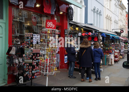 London, UK, 22. Februar 2018, Leute sehen den Antiquitäten in die Portobello Road Market in London © Keith Larby/Alamy leben Nachrichten Stockfoto