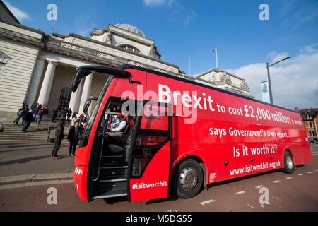 Cardiff, Wales, UK, 22. Februar 2018. Die Brexit Bus vor dem Nationalmuseum von Wales in Cardiff. Credit: Mark Hawkins/Alamy leben Nachrichten Stockfoto