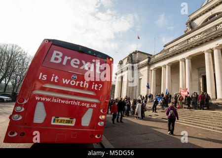 Cardiff, Wales, UK, 22. Februar 2018. Die Brexit Bus vor dem Nationalmuseum von Wales in Cardiff. Credit: Mark Hawkins/Alamy leben Nachrichten Stockfoto